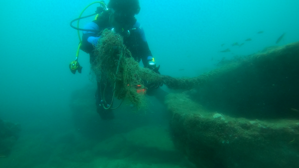 equipo de biólogos trabaja en retirar las redes fantasma sedimentadas en los arrecifes de las costas de Esmeraldas