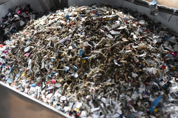 ingenieros, artistas y diseñadores del D-Lab de la USFQ procesan el material rescatado e investigan en aplicaciones para darle una segunda vida.