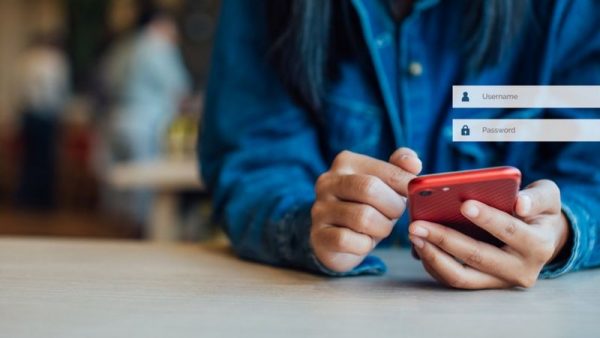 Al margen del peligro de hackeo, conviene no tener las contraseñas apuntadas en tu teléfono. Es vital mantener tus cuentas más valiosas bien protegidas.