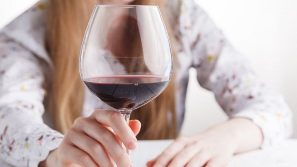 Incluso en moderación, el beber alcohol aumenta el riesgo de cáncer.